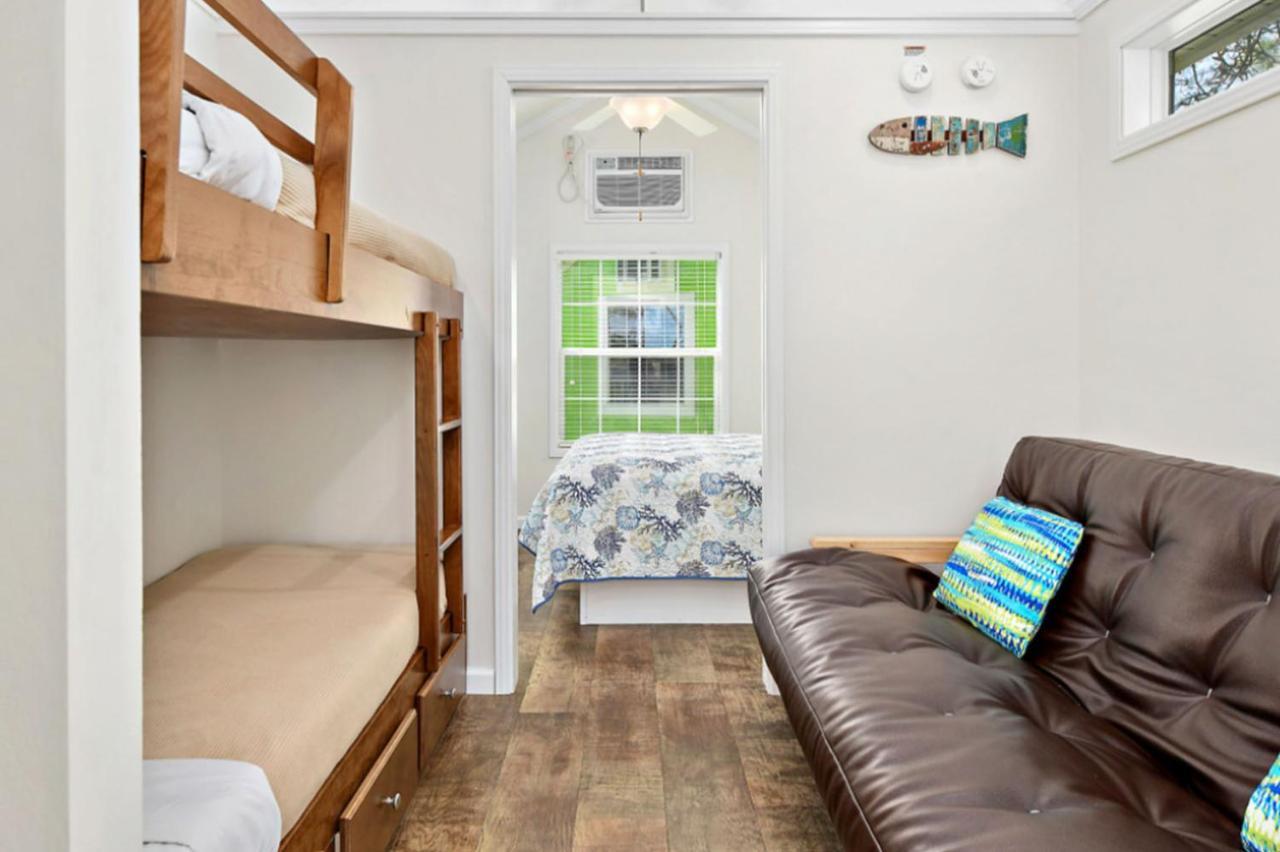 Jellystone Park Chincoteague Island Villa Room photo