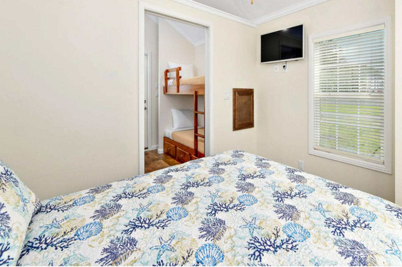 Jellystone Park Chincoteague Island Villa Room photo
